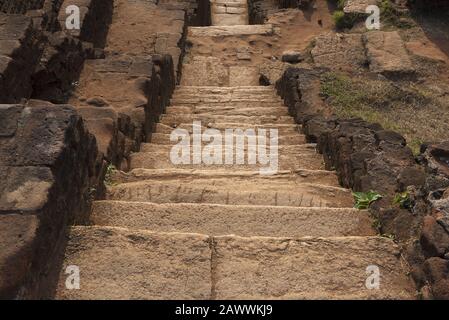 Der Sigiriya Rock ist eine uralte Felsfestung im nördlichen Matale District nahe der Stadt Dambulla in der Central Province, Sri Lanka. Anzeigen o Stockfoto