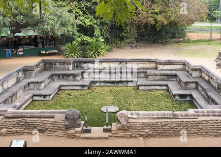 Polonnaruwa, Sri Lanka: 17.03.2019: Antike Stadt Polonnaruwa das königliche Bad Kumara Pokuna. UNESCO-Weltkulturerbe. Stockfoto