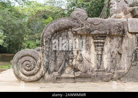 Polonnaruwa, Sri Lanka: 17.03.2019: Antike Stadt Polonnaruwa der Königspalast hat verzierte Wände. UNESCO-Weltkulturerbe. Stockfoto