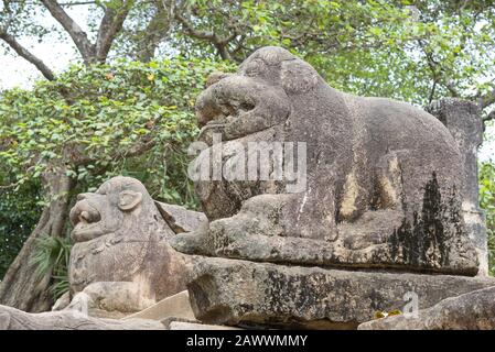 Polonnaruwa, Sri Lanka: 17.03.2019: Antike Stadt Polonnaruwa der Königspalast hat verzierte Wände. UNESCO-Weltkulturerbe. Stockfoto