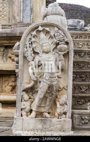 Polonnaruwa, Sri Lanka: 17.03.2019: Tempel der alten Stadt Polonnaruwa der Zahnstatue des weiblichen gottes. UNESCO-Weltkulturerbe. Kunstvoll karv Stockfoto