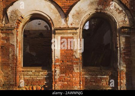 Zerstörte Mauer. Fenster in Ziegelmauer aus altem, ruiniertem Gebäude Stockfoto