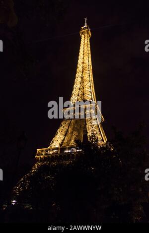 Eiffelturm nachts im April. Stockfoto