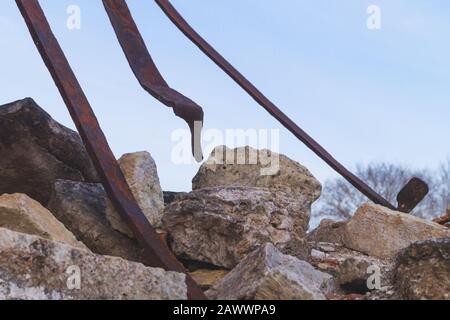 Eiserner Anker im zerstörten Gebäude, alte verlassene Ruinen Stockfoto