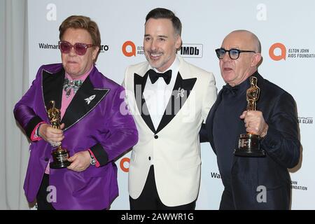 Los Angeles, USA. Februar 2020. Sir Elton John, David Furnish, Bernie Taupin nehmen an der 28. Jährlichen Elton John AIDS Foundation Academy Awards Viewing Party Zur Feier Der 92. Oscarverleihung im West Hollywood Park am 09. Februar 2020 in West Hollywood, Kalifornien, USA, teilzunehmen. (Foto von Art Garcia/Sipa USA) Credit: SIPA USA/Alamy Live News Stockfoto