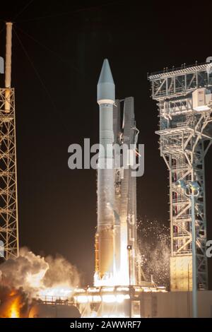 Cape Canaveral, Florida, USA. Februar 2020. Eine United Launch Alliance Atlas V-Rakete startet den Satelliten Solar Orbiter für die NASA und die Europäische Weltraumorganisation um 23:03 Uhr ab Komplex 41 auf der Cape Canaveral Air Force Station am Sonntag, 9. Februar 2020. Die Raumsonde überwacht und beobachtet die Sonne und wie sie ihre Heliosphäre erzeugt. Foto von Joe Marino-Bill Cantrell/UPI Credit: UPI/Alamy Live News Stockfoto