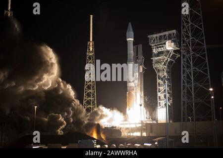 Cape Canaveral, Florida, USA. Februar 2020. Eine United Launch Alliance Atlas V-Rakete startet den Satelliten Solar Orbiter für die NASA und die Europäische Weltraumorganisation um 23:03 Uhr ab Komplex 41 auf der Cape Canaveral Air Force Station am Sonntag, 9. Februar 2020. Die Raumsonde überwacht und beobachtet die Sonne und wie sie ihre Heliosphäre erzeugt. Foto von Joe Marino-Bill Cantrell/UPI Credit: UPI/Alamy Live News Stockfoto