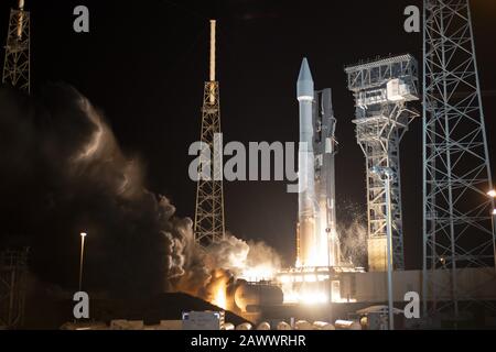 Cape Canaveral, Florida, USA. Februar 2020. Eine United Launch Alliance Atlas V-Rakete startet den Satelliten Solar Orbiter für die NASA und die Europäische Weltraumorganisation um 23:03 Uhr ab Komplex 41 auf der Cape Canaveral Air Force Station am Sonntag, 9. Februar 2020. Die Raumsonde überwacht und beobachtet die Sonne und wie sie ihre Heliosphäre erzeugt. Foto von Joe Marino-Bill Cantrell/UPI Credit: UPI/Alamy Live News Stockfoto