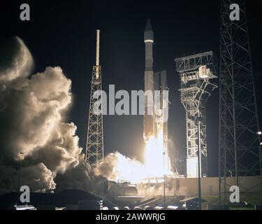 Cape Canaveral, Florida, USA. Februar 2020. Eine United Launch Alliance Atlas V-Rakete startet den Satelliten Solar Orbiter für die NASA und die Europäische Weltraumorganisation um 23:03 Uhr ab Komplex 41 auf der Cape Canaveral Air Force Station am Sonntag, 9. Februar 2020. Die Raumsonde überwacht und beobachtet die Sonne und wie sie ihre Heliosphäre erzeugt. Foto von Joe Marino-Bill Cantrell/UPI Credit: UPI/Alamy Live News Stockfoto