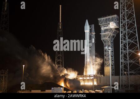 Cape Canaveral, Florida, USA. Februar 2020. Eine United Launch Alliance Atlas V-Rakete startet den Satelliten Solar Orbiter für die NASA und die Europäische Weltraumorganisation um 23:03 Uhr ab Komplex 41 auf der Cape Canaveral Air Force Station am Sonntag, 9. Februar 2020. Die Raumsonde überwacht und beobachtet die Sonne und wie sie ihre Heliosphäre erzeugt. Foto von Joe Marino-Bill Cantrell/UPI Credit: UPI/Alamy Live News Stockfoto