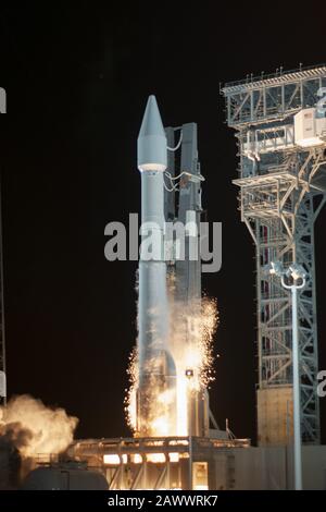 Cape Canaveral, Florida, USA. Februar 2020. Eine United Launch Alliance Atlas V-Rakete startet den Satelliten Solar Orbiter für die NASA und die Europäische Weltraumorganisation um 23:03 Uhr ab Komplex 41 auf der Cape Canaveral Air Force Station am Sonntag, 9. Februar 2020. Die Raumsonde überwacht und beobachtet die Sonne und wie sie ihre Heliosphäre erzeugt. Foto von Joe Marino-Bill Cantrell/UPI Credit: UPI/Alamy Live News Stockfoto