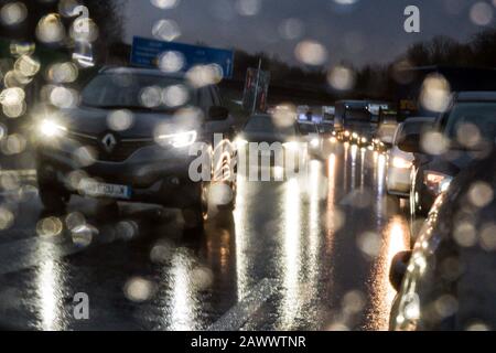 10. Februar 2020, Nordrhein-Westfalen, Düsseldorf: Autos stehen im Regen auf der Autobahn 46 bei Düsseldorf. Die Sturmdepression 'Sabine' ist durch Nordrhein-Westfalen gegangen. Foto: Federico Gambarini / dpa Stockfoto