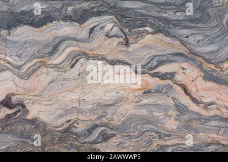 Details der Sandsteinstruktur. Gestreift wie ein Bild natürlicher grauer, hellbrauner Marmorsteinhintergrund. Stockfoto