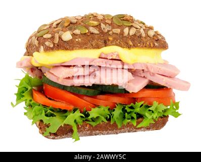 Schinkensalat-Sandwich in Kürbis und Sonnenblumensaat dunkles Roggenbrot isoliert auf weißem Grund Stockfoto