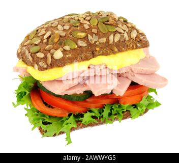 Schinkensalat-Sandwich in Kürbis und Sonnenblumensaat dunkles Roggenbrot isoliert auf weißem Grund Stockfoto