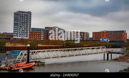 Glasgow, SCHOTTLAND - 25. JANUAR 2020: Ein Blick auf einige neue moderne Wohnblöcke für Studenten im schottischen Partick. Stockfoto