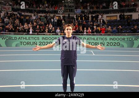 Mondo Duplantis alias Armand Duplantis (SWE) posiert, nachdem er bei seinem zweiten Versuch im Orlen Copernicus Cup in einem Leichtathletik-Hallenmeeting am Samstag, 8. Februar 2020, in Torun, Polen, einen Weltrekord von 20-2 3/4 (6,17 m) aufgestellt hatte. Duplantis stellte 2014 den bisherigen Rekord von 20-2 1/2 (6,16 m) unter den Schatten, den Renaud Lavellenie (FRA) aufgestellt hatte. (Foto von IOS/ESPA-Images) Stockfoto