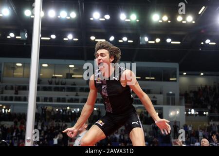 Mondo Duplantis alias Armand Duplantis (SWE) feiert, nachdem er bei seinem zweiten Versuch im Orlen Copernicus Cup in einem Leichtathletik-Hallenmeeting am Samstag, 8. Februar 2020, in Torun, Polen, einen Weltrekord von 20-2 3/4 (6,17 m) aufgestellt hatte. Duplantis stellte 2014 den bisherigen Rekord von 20-2 1/2 (6,16 m) unter den Schatten, den Renaud Lavellenie (FRA) aufgestellt hatte. (Foto von IOS/ESPA-Images) Stockfoto