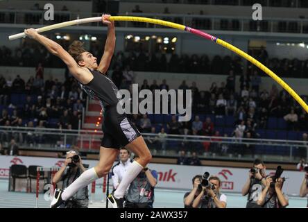 Mondo Duplantis alias Armand Duplantis (SWE) stellt bei seinem zweiten Versuch im Orlen Copernicus Cup in einem Leichtathletik-Hallenmeeting am Samstag, 8. Februar 2020, in Torun, Polen, einen Weltrekord von 20-2 3/4 (6,17 m) auf. Duplantis stellte 2014 den bisherigen Rekord von 20-2 1/2 (6,16 m) unter den Schatten, den Renaud Lavellenie (FRA) aufgestellt hatte. (Foto von IOS/ESPA-Images) Stockfoto