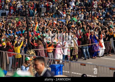 Amritsar, Indien - Februar 8, 2020: Indische Frauen tanzen in der Parade an der Grenze zwischen Wagah Attari Und Pakistan Stockfoto