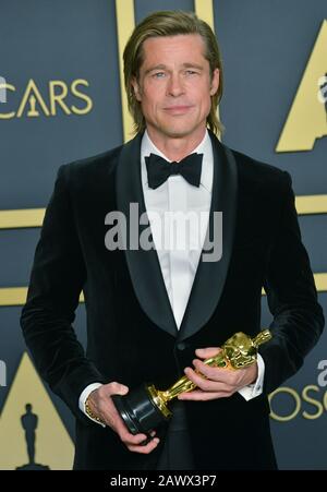 Los Angeles, USA. Februar 2020. Brad Pitt, Gewinner des Schauspielers in einer Nebenrollen-Auszeichnung für "Once Upon a Time.in Hollywood", posiert im Presseraum während der 92. Annual Academy Awards in Hollywood and Highland am 09. Februar 2020 in Hollywood, Kalifornien. Credit: Tsuni/USA/Alamy Live News Stockfoto