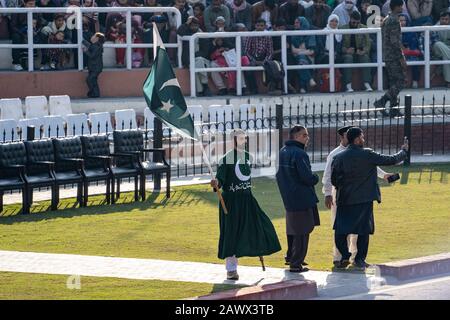 Wagah, Pakistan - Februar 8, 2020: Pakistanische Männer nehmen ein selfie mit einem Darsteller vor der Abschlussfeier der Grenze zu Wagah mit Indien Stockfoto