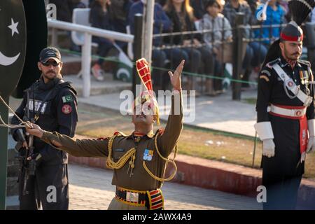 Amritsar Indien - Februar 8, 2020: Mann der indischen Grenzschutztruppe bereitet sich auf die Unterflaggen bei der Abschlussfeier der Grenze zu Wagah vor Stockfoto