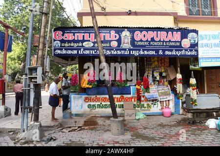 Ein Geschäft gegenüber dem Eingang zum Meenakshi-Amman-Tempel, Madurai, Tamil Nadu, Indien Stockfoto