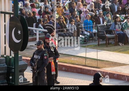 Wagah, Pakistan - Februar 8, 2020: Pakistanische Ranger bereiten sich vor, sich bei Der Abschlussfeier der Grenze zu Wagah mit der indischen Grenzschutztruppe zu treffen Stockfoto