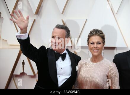 Los Angeles, USA. Februar 2020. Tom Hanks (L) und Rita Wilson kommen für den roten Teppich der 92. Oscarverleihung im Dolby Theatre in Los Angeles, den Vereinigten Staaten, 9. Februar 2020. Kredit: Li Ying/Xinhua/Alamy Live News Stockfoto