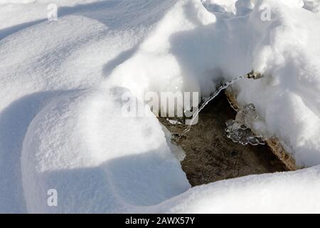 Gefrorener Schnee gefrorener Hahn Winter. Ein gefrorener Hahn während der Winterzeit. Außenhahn mattiert. Stockfoto