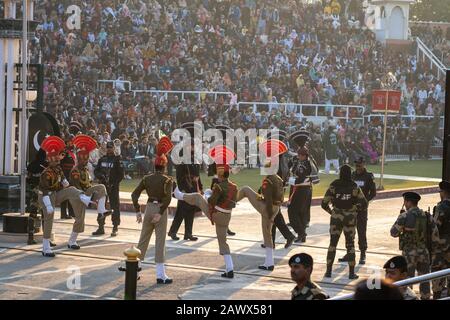 Amritsar, Indien - Februar 8, 2020: Indische Grenzschutztruppe schließt offiziell die Abschlussfeier der Grenze zu Wagah mit Pakistan für den Abend Stockfoto