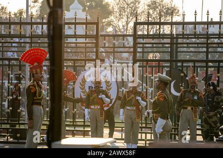 Amritsar, Indien - Februar 8, 2020: Indische Grenzschutztruppe schließt offiziell die Abschlussfeier der Grenze zu Wagah mit Pakistan für den Abend Stockfoto