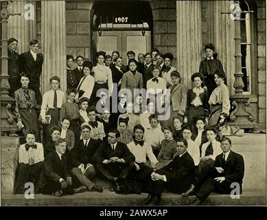 Halcyon. Klasse von 1907 ©fficcre ffirst Crem Sccon6 Ucrm-Präsident: William McDonough; Lawrence Coxe. Vizepräsident:Isaac Darlington; Leslie Hali-Ock. Schatzmeister:Franc[s DOlier; John McCauley. Sekretärin:Jeannette Curtis; Louise Horner. Class JBanquet Officers Prophetess, Mabel Vernon. Poetess, Maude Kemmerer, Historian, Jeannette Curtis, Statistin, Elizabeth Johnson. Toastmaster, Walter Gee. Orator, Walter Siggons. 53. JFtesbman Ibistot^ Stockfoto