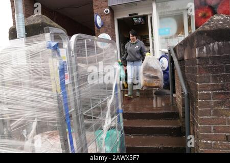 Die Mitarbeiter bereinigen Hochwasserschäden im Co-Op-Laden in Appleby-in-Westmorland, Cumbria, nach Storm Ciara, der am Sonntag das Land zerstört hat. Stockfoto