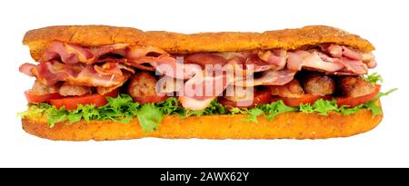 Brotsandwich mit Wurst und Speck und Ciabatta mit Salat und Tomate, isoliert auf weißem Grund Stockfoto