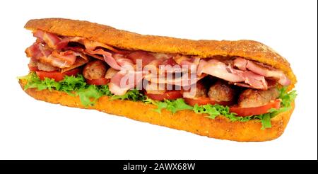 Brotsandwich mit Wurst und Speck und Ciabatta mit Salat und Tomate, isoliert auf weißem Grund Stockfoto