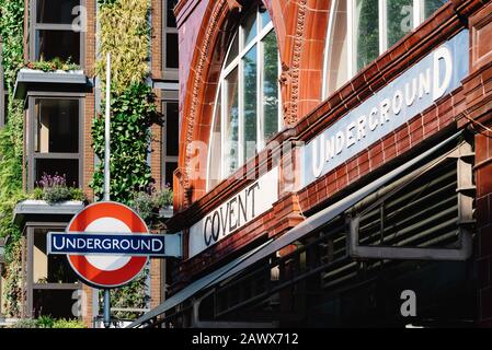 London, Großbritannien - 15. Mai 2019: Eingang zum U-Bahnhof Covent Garden Stockfoto
