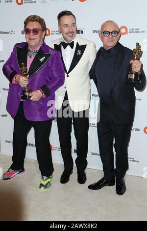 Los Angeles, USA. Februar 2020. Sir Elton John, David Furnish, Bernie Taupin nehmen an der 28. Jährlichen Elton John AIDS Foundation Academy Awards Viewing Party Zur Feier Der 92. Oscarverleihung im West Hollywood Park am 09. Februar 2020 in West Hollywood, Kalifornien, USA, teilzunehmen. (Foto von Art Garcia/Sipa USA) Credit: SIPA USA/Alamy Live News Stockfoto