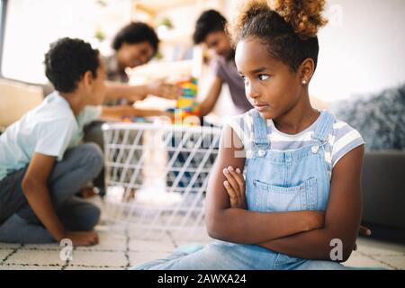 Wenig rebelious Mädchen hat Konflikte mit Familie. Probleme in der Familie. Soziale Fehlverhalten. Stockfoto