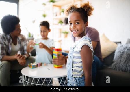 Gerne schwarze Familie Spaß mal zu Hause Stockfoto