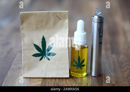 Papierbeutel aus biologischem Anbau mit Marihuana-Verdampfer cbd-Öl Stockfoto