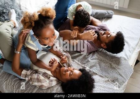 Junge Familie, spielerische und lustige Zeit zusammen zu Hause Stockfoto