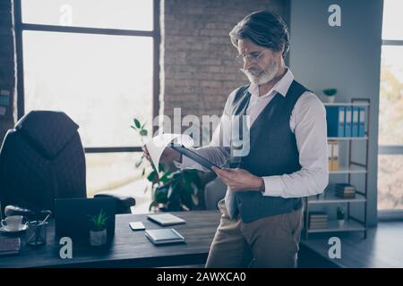 Profil Seite Foto fokussiert Smart Old man Anwalt Lesen Kragen Bericht halten Zwischenablage analysieren Start-up Strategie tragen Formtragen weiß stylisch Stockfoto