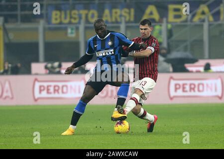 Mailand, Italien. Februar 2020. 09.02.2020, Mailand, Stadio Giuseppe Meazza, Serie A: Inter - Mailand, Romero Lukaku (Inter gegen Alessio Romagnoli (AC Mailand). Gutschrift: SPP Sport Presse Foto. /Alamy Live News Stockfoto