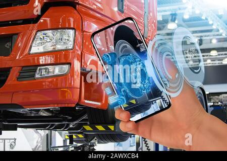 Servicemanter repariert einen Stapler mit der Anwendung "Augmented Reality". Stockfoto