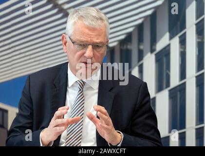 Potsdam, Deutschland. Februar 2020. Tillmann Stenger, Vorsitzender des Vorstandes der Investitationsbank des Landes Brandenburg (ILB), spricht auf der jährlichen Pressekonferenz der ILB. Kredit: Soeren Stache / dpa-Zentralbild / ZB / dpa / Alamy Live News Stockfoto