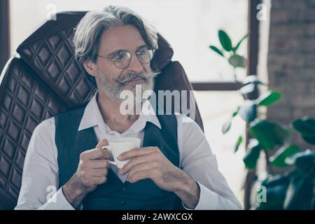 Nahporträt seines schönen, attraktiven und attraktiven kreativ grau-haarigen professionellen Regisseurs, der Marketingspezialist, der Kaffee trinkt Stockfoto