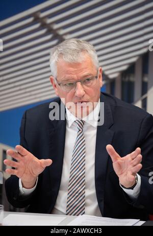 Potsdam, Deutschland. Februar 2020. Tillmann Stenger, Vorsitzender des Vorstandes der Investitationsbank des Landes Brandenburg (ILB), spricht auf der jährlichen Pressekonferenz der ILB. Kredit: Soeren Stache / dpa-Zentralbild / ZB / dpa / Alamy Live News Stockfoto