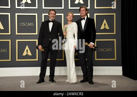 Los Angeles, USA. Februar 2020. Der beste Schauspieler Joaquin Phoenix, Die Beste Schauspielerin Renee Zellweger und Der Beste Nebendarsteller Brad Pitt posierten im Presseraum bei den 92. Annual Academy Awards, die am 9. Februar 2020 im Dolby Theatre in Hollywood, Kalifornien abgehalten wurden. (Foto von Sthanlee B. Mirador/Sipa USA) Stockfoto